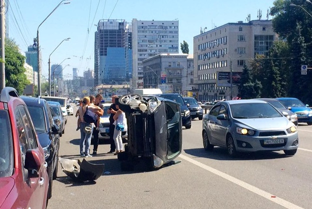 В столице возле зоопарка перевернулся автомобиль с детьми
