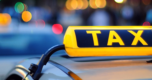 Бил по голове: таксист напал на женщину и издевался над ней