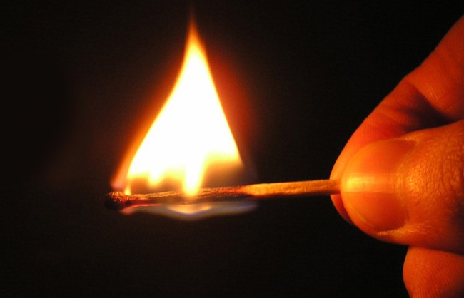 В Харьковской области мужчина поджег облитую водкой подругу