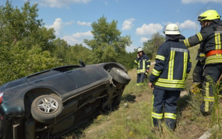 В Днепре автомобиль упал с моста на остров, водитель чудом выжил