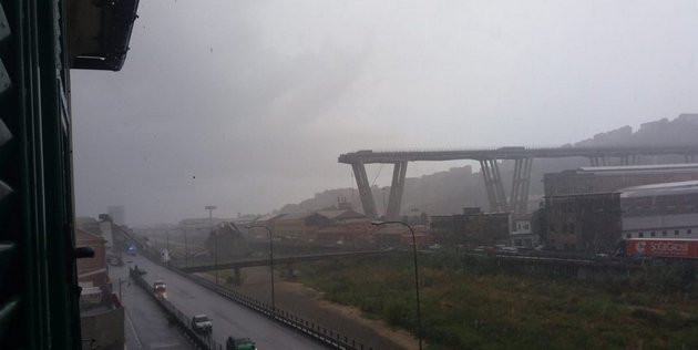В Италии упал автомобильный мост — люди в ловушке