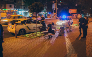 В Киеве неадекваты набросились с ножом на прохожих