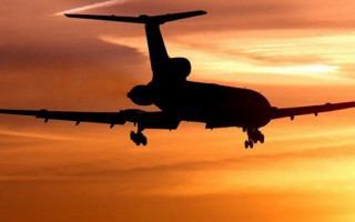 В США пилот филигранно посадил самолет на оживленную автостраду