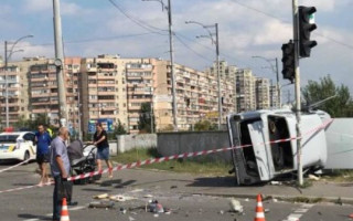 Жуткое ДТП: автомобиль «отбросило» на прохожих в Киеве