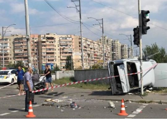 Жуткое ДТП: автомобиль «отбросило» на прохожих в Киеве