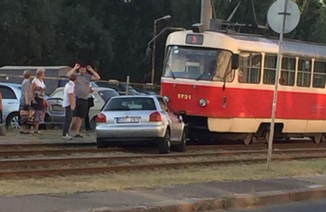 Сбил людей и въехал в трамвай: пьяный водитель «снес» на переходе семью
