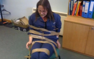 Привязывали к стулу и слали валентинки: в Шотландии чиновница проиграла суд