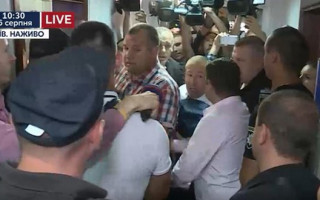 Адвокаты Януковича подрались с полицией в здании Оболонского суда