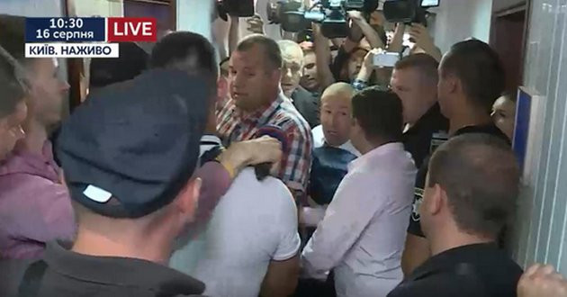 Адвокаты Януковича подрались с полицией в здании Оболонского суда