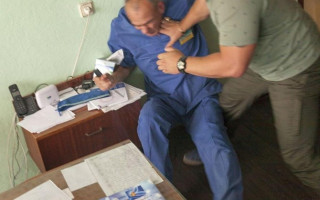 Посчитал виновным в смерти женщины: экс-кандидат в мэры избил врача