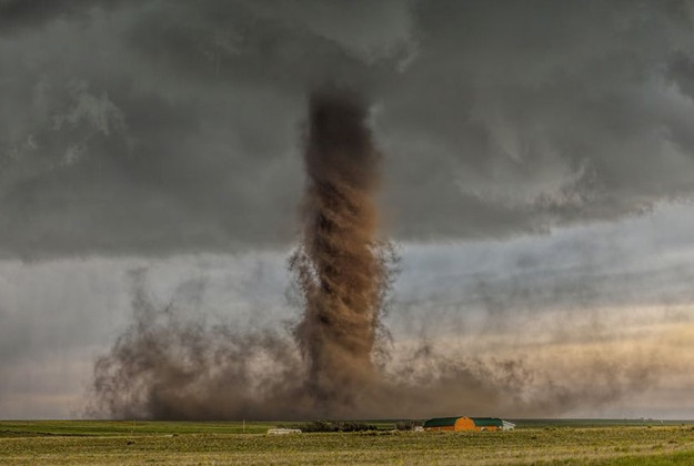 Мощный смерч поставил Харьков «на уши»