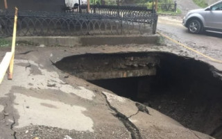 На Закарпатье сильный ливень разрушил мост: есть фото