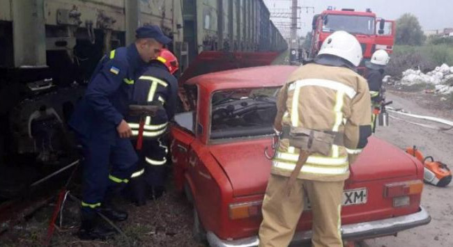 Жуткое ДТП в Хмельницкой области: легковушка протаранила поезд