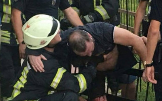 Перелезал через забор и застрял на прутьях: киевлянин поставил «на уши» весь город