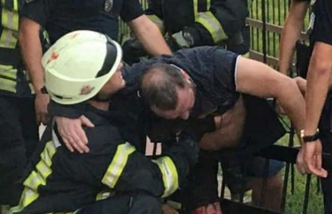 Перелезал через забор и застрял на прутьях: киевлянин поставил «на уши» весь город