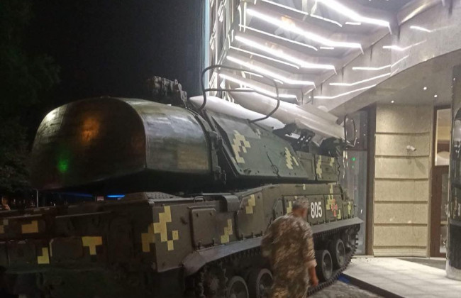 ЧП в Киеве: зенитная установка врезалась в здание, опубликованы фото и видео