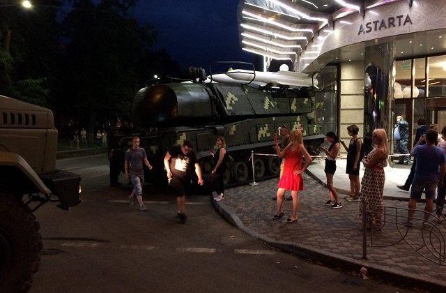 В Киеве зенитная установка «Бук» въехала в здание бизнес-центра