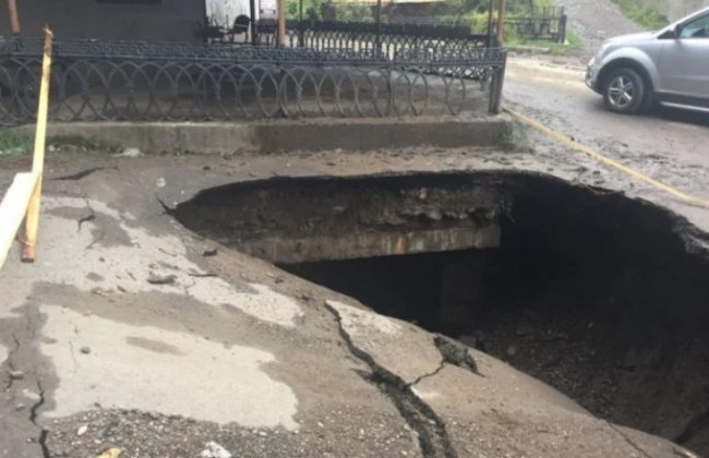 На Закарпатье сильный ливень разрушил мост: есть фото