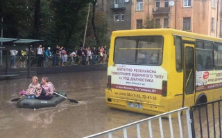Львов ушел под воду: появились первые фото и видео