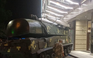 ЧП в Киеве: зенитная установка врезалась в здание, опубликованы фото и видео