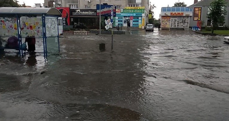 Бердичев ушел под воду: опубликовано видео нового потопа в Украине