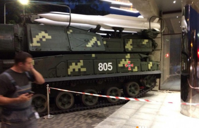 «Бук» в Киеве протаранил офисный центр: впечатляющее видео