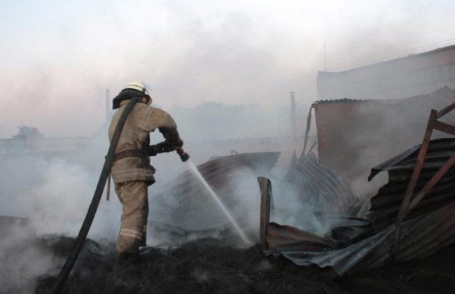 Запорожье окутано черным дымом: в городе произошел масштабный пожар