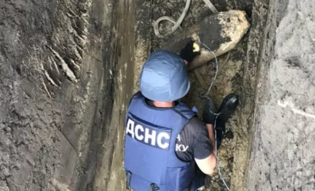 Опасная находка: под Хмельницком обнаружили огромные авиабомбы