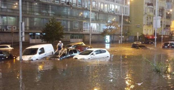 Киев снова ушел под воду: люди оказались в ловушке