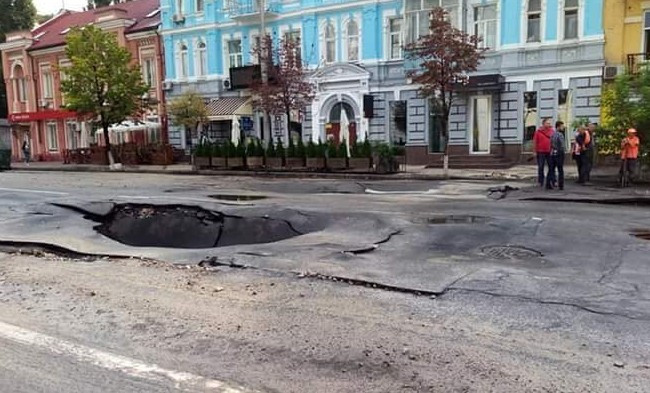 В Киеве после дождя провалился асфальт: появились первые фото