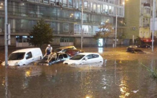 Киев снова ушел под воду: люди оказались в ловушке