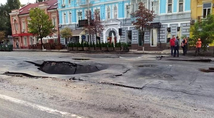 В Киеве после дождя провалился асфальт: появились первые фото