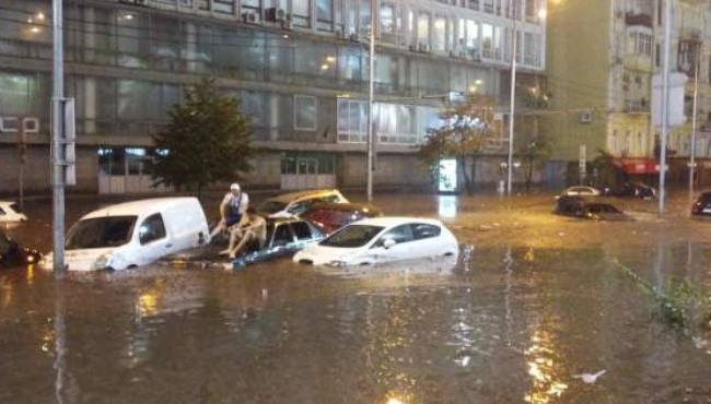 Киев снова ушел под воду: люди оказались в ловушке