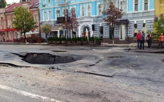 В Киеве после дождя провалился асфальт: появились первые фото