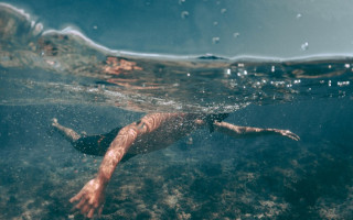 Во время шторма на Арабатской стрелке утонули 5 отдыхающих