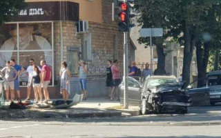 В Сумах коп попал в ДТП и вылетел на тротуар с пешеходами: пострадали пять человек