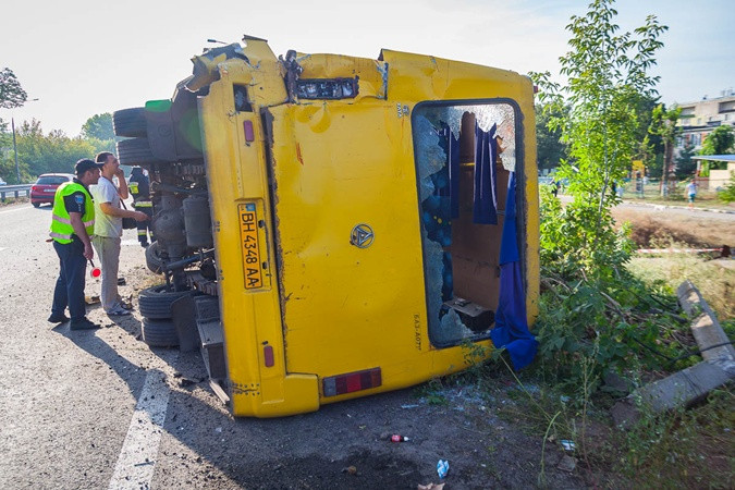 В Днепропетровской области грузовик протаранил автобус: пострадали 13 человек