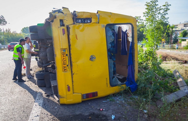 В Днепропетровской области грузовик протаранил автобус: пострадали 13 человек