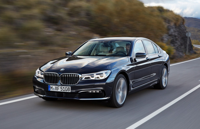 Машины раскиданы по всей дороге: Киеве случилось страшное ДТП