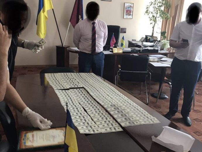 В Хмельницкой области глава РГА был пойман на взятке в $15700