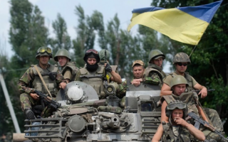 Разозлились и накрыли из артиллерии: боец ВСУ снял знамя «ЛНР»