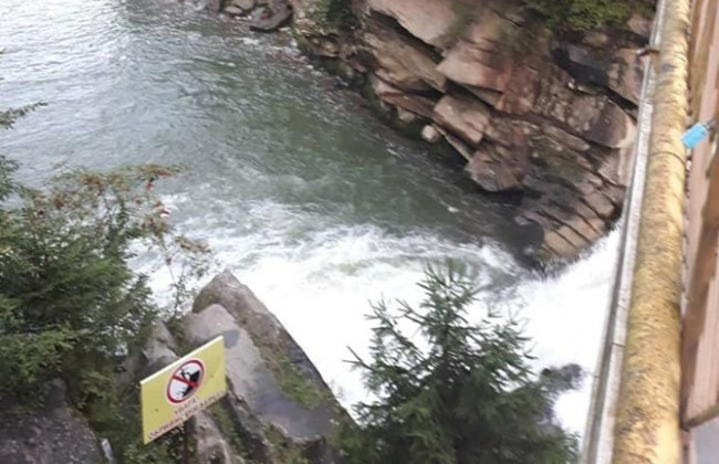 На Прикарпатье 9-летняя девочка упала в водопад «Пробой»