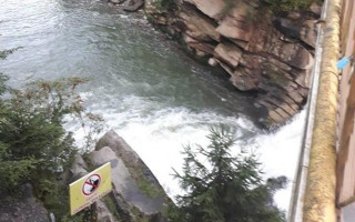 На Прикарпатье 9-летняя девочка упала в водопад «Пробой»