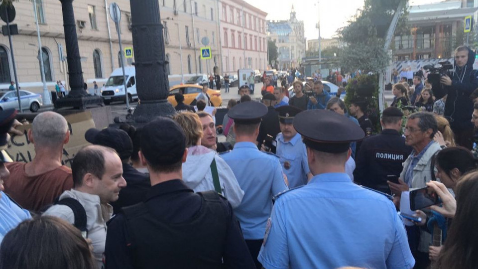 Московская полиция задержала участников акции в поддержку Сенцова