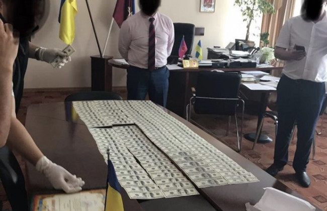В Хмельницкой области глава РГА был пойман на взятке в $15700