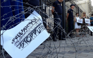 В Киеве посольство России обтянули колючей проволокой: что происходит