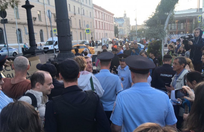 Московская полиция задержала участников акции в поддержку Сенцова