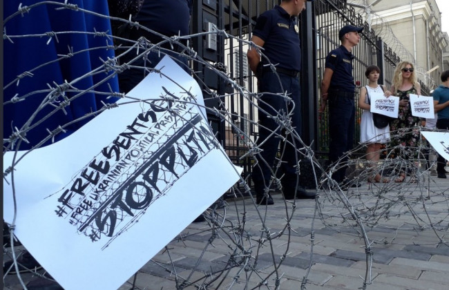 В Киеве посольство России обтянули колючей проволокой: что происходит