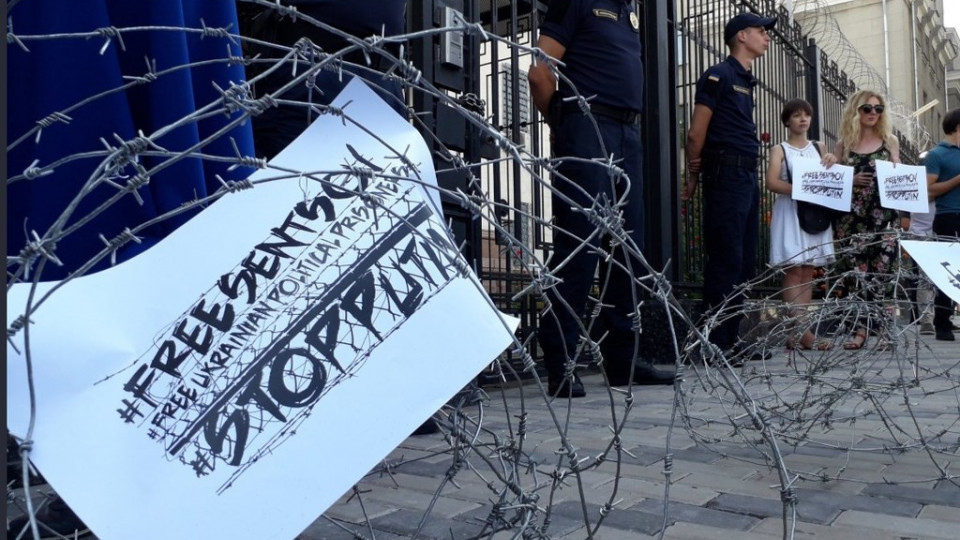 В Киеве посольство России обтянули колючей проволокой: что происходит