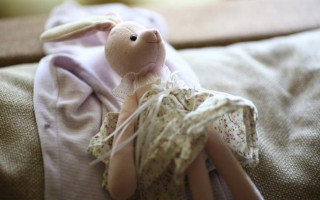 В дорожной сумке: в Киеве мать выбросила ребенка на помойку